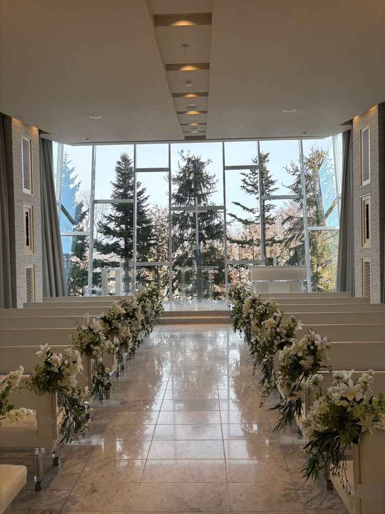 挙式会場。大きな窓があり、カーテンが開いた時のきれいさに思わず「わー！」と声があふれました。