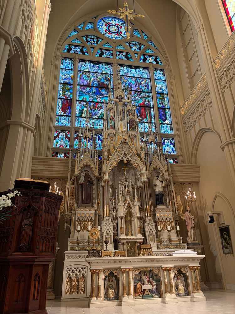 ノートルダム大聖堂の写真　思っていたよりも非常に大きく、緊張感があった