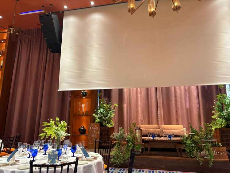 1枚目と同じ、披露宴会場。プロジェクターが前にあるので、どこの席に座っている人でも見やすい