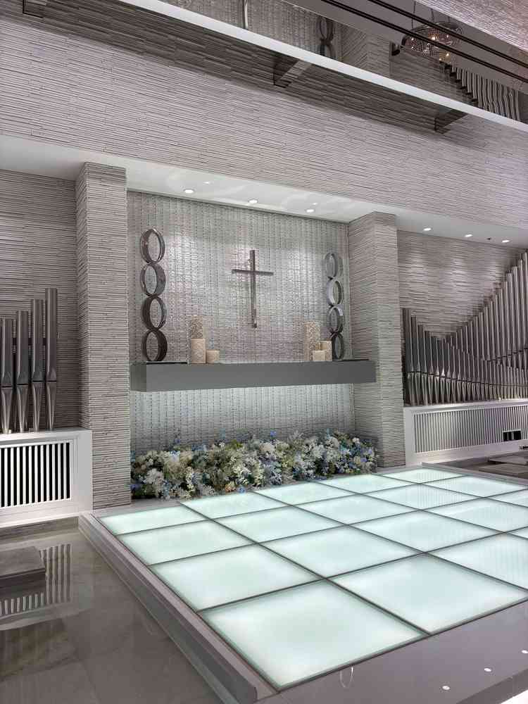 チャペルは白基調としていて、横に水が流れていて神聖な雰囲気です。