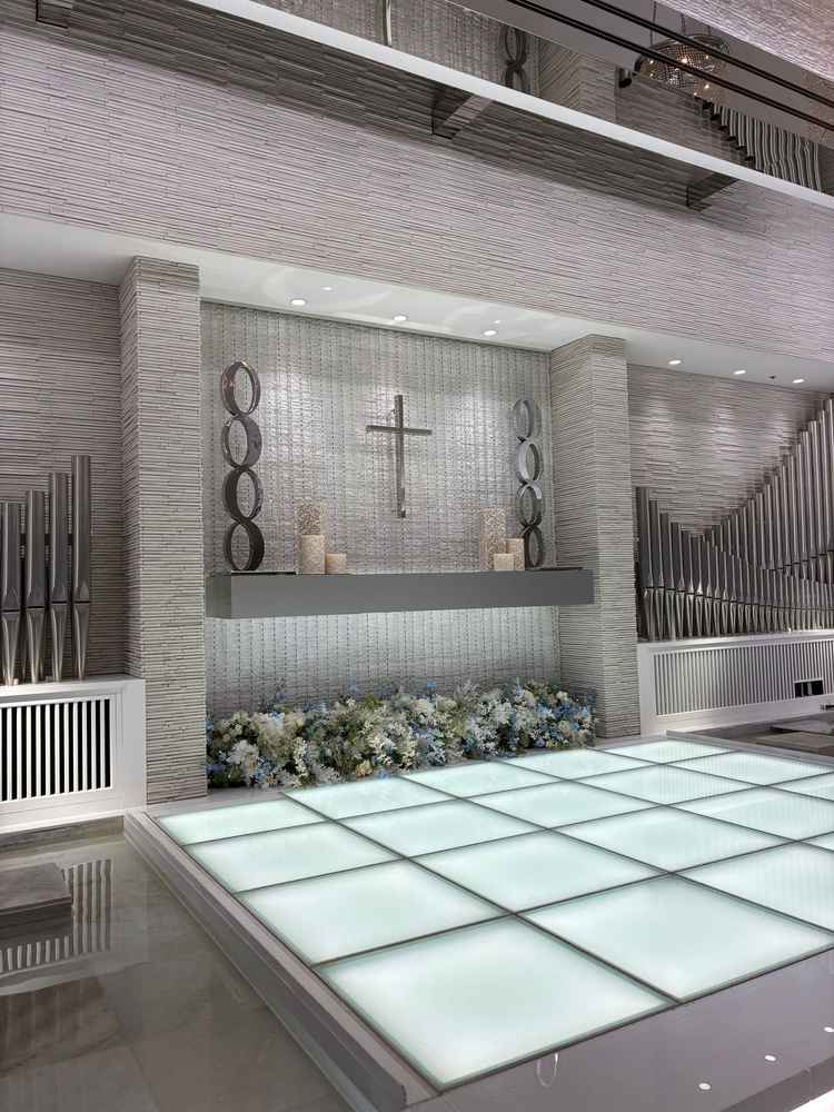 チャペルは白基調としていて、横に水が流れていて神聖な雰囲気です。