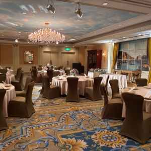 大きなシャンデリアが特徴的