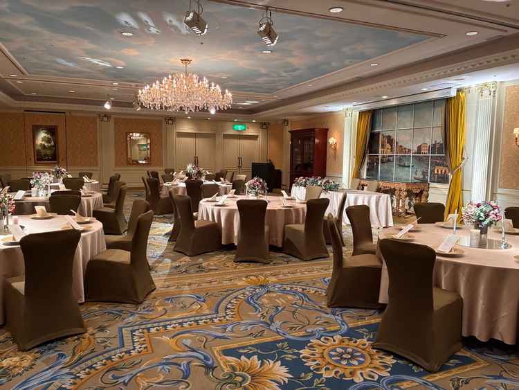 大きなシャンデリアが特徴的