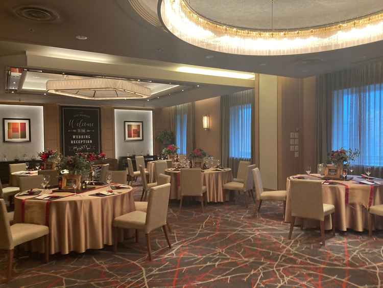 赤基調の会場。