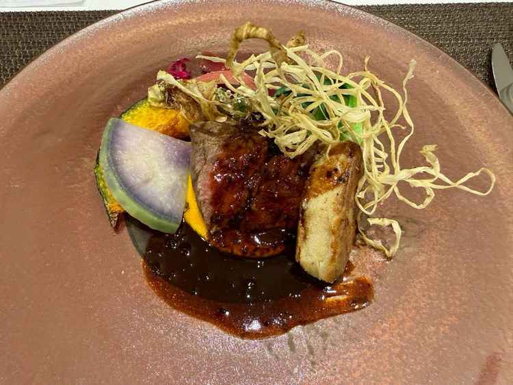 時間をかけて丁寧に火を入れているとのことで、とても柔らかく美味しかったです。