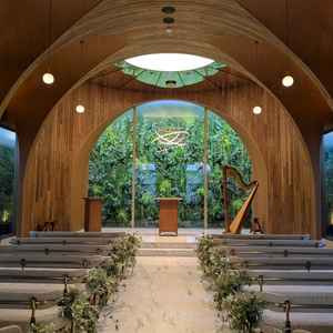 チャペルがとてもおしゃれです。ナチュラルな雰囲気でリラックスできます。自然光が入り、写真映えします。