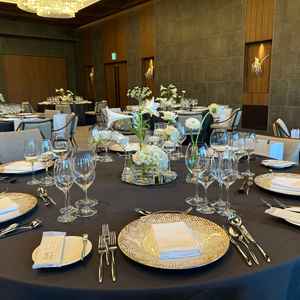 披露宴会場クイーンズルーム丸机の様子。白と黒の配色がとても綺麗。