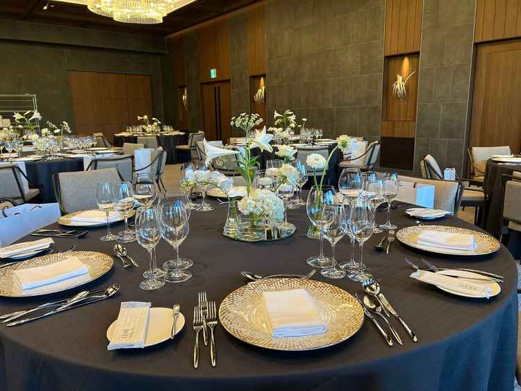 披露宴会場クイーンズルーム丸机の様子。白と黒の配色がとても綺麗。