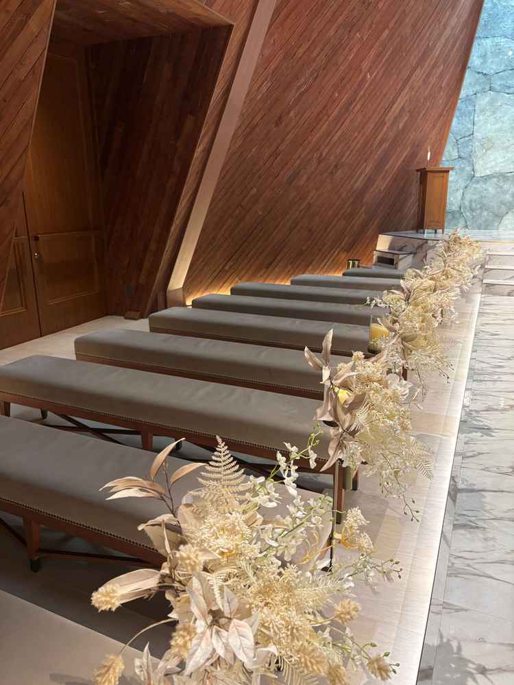 椅子は新郎新婦と距離が近いように設置されているようです