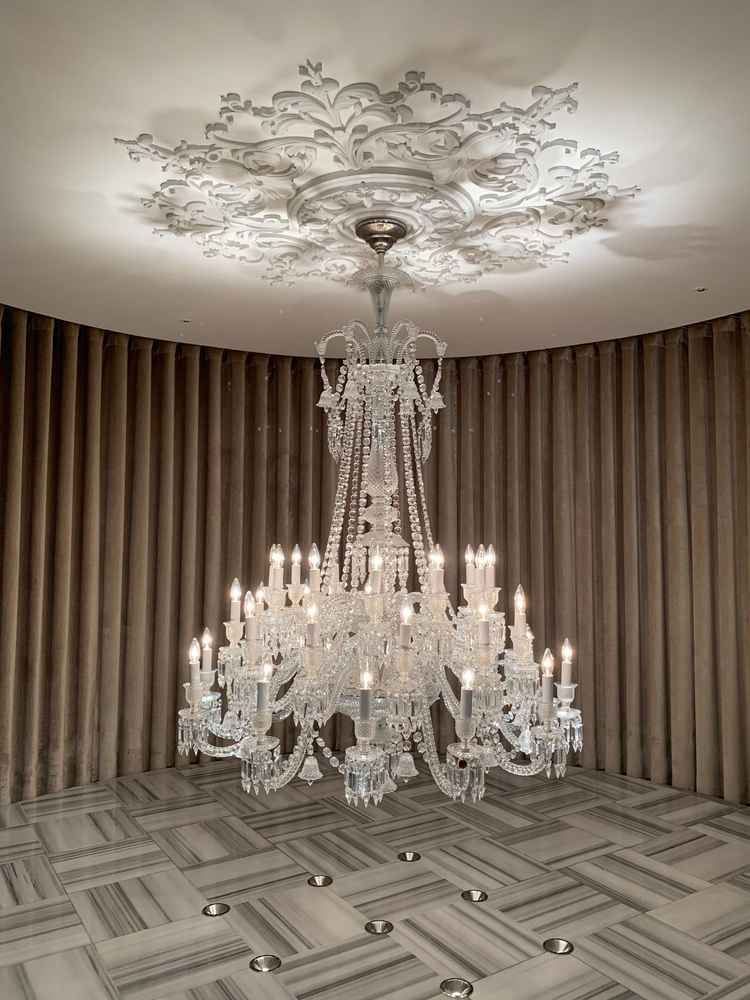 チャペルです。室内にバカラのシャンデリアがあり唯一無二の雰囲気です。