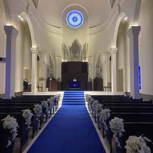 天井高のあるチャペル。ユリの香りがして、とても素敵。