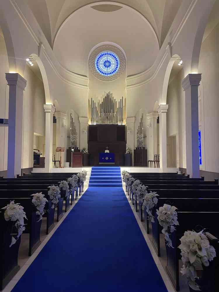 天井高のあるチャペル。ユリの香りがして、とても素敵。