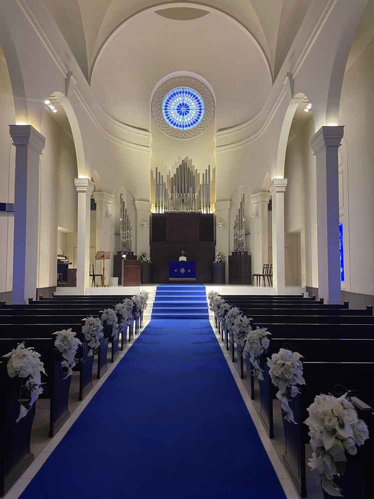 天井高のあるチャペル。ユリの香りがして、とても素敵。