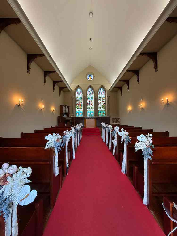 チャペルの写真。ステンドガラスがかわいくてアンティークな感じでした。