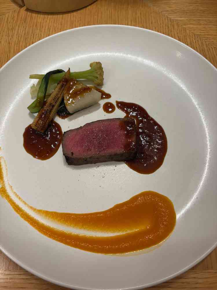 メインのお肉と旬の野菜。埼玉の野菜を使っているとのことでした。