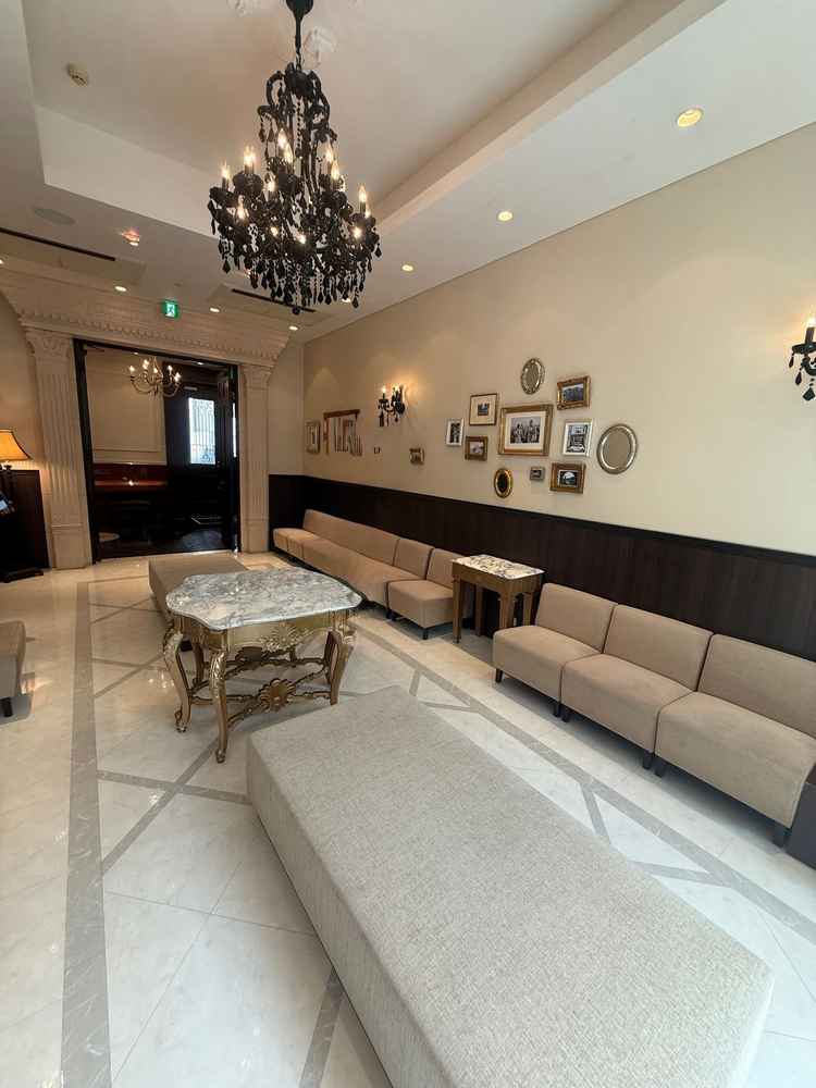 一階入口入ってすぐの、ウェイティングスペースです。親族だけであればこちらで全員収まりそうです。