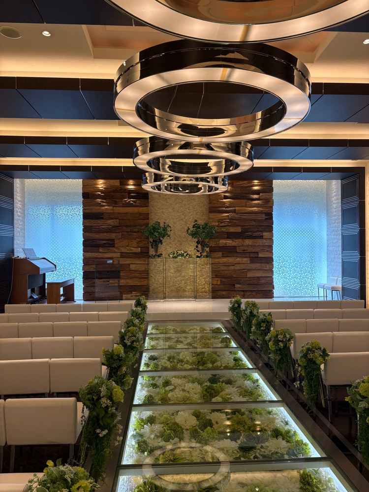 下にお花が敷き詰められたチャペルがとても綺麗でした。