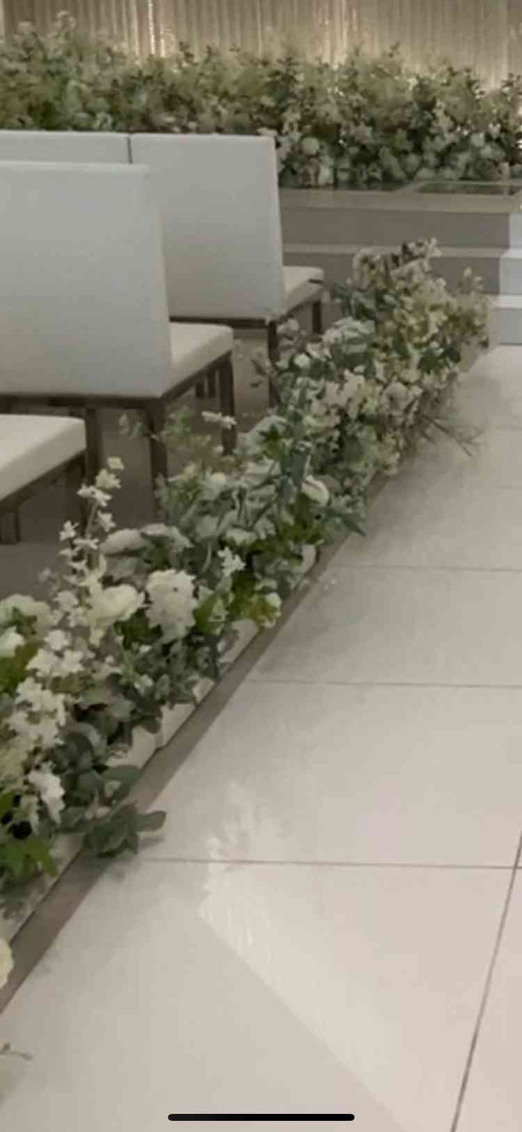 チャペルの床の写真。バージンロードが大理石で高級感があった。