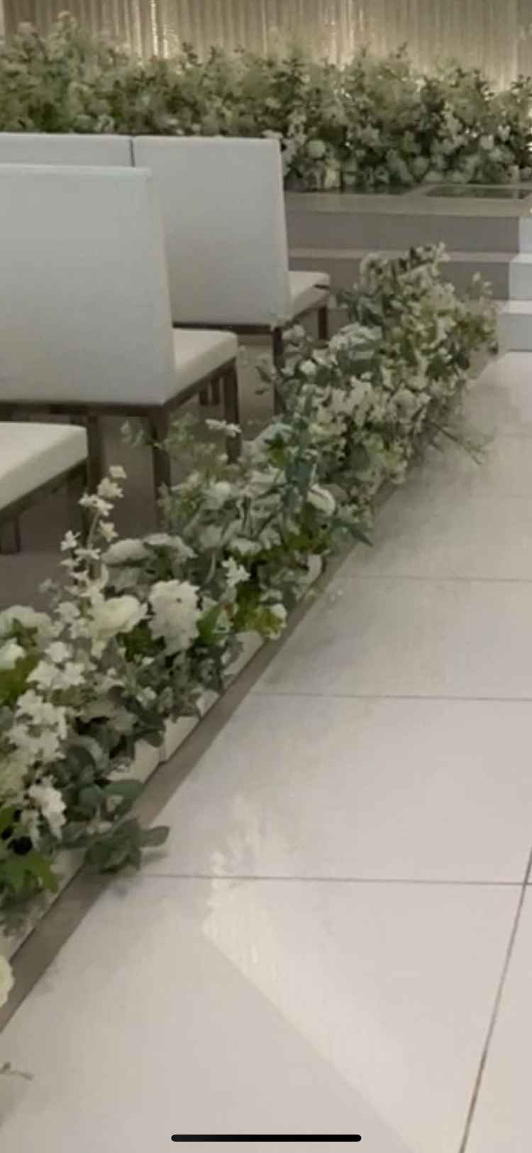 チャペルの床の写真。バージンロードが大理石で高級感があった。