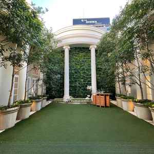 チャペルから外に出た中庭のようなところです。他のビルのせいか、少し暗く感じてしまいました。