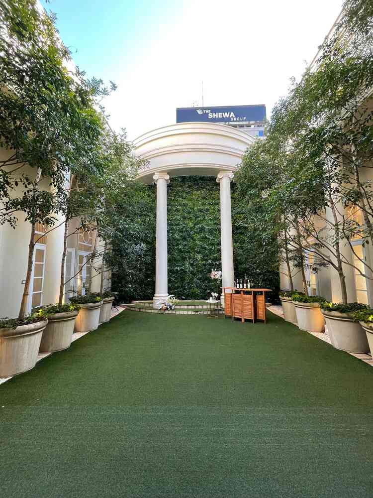 チャペルから外に出た中庭のようなところです。他のビルのせいか、少し暗く感じてしまいました。