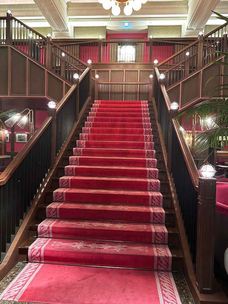 入り口すぐの大階段