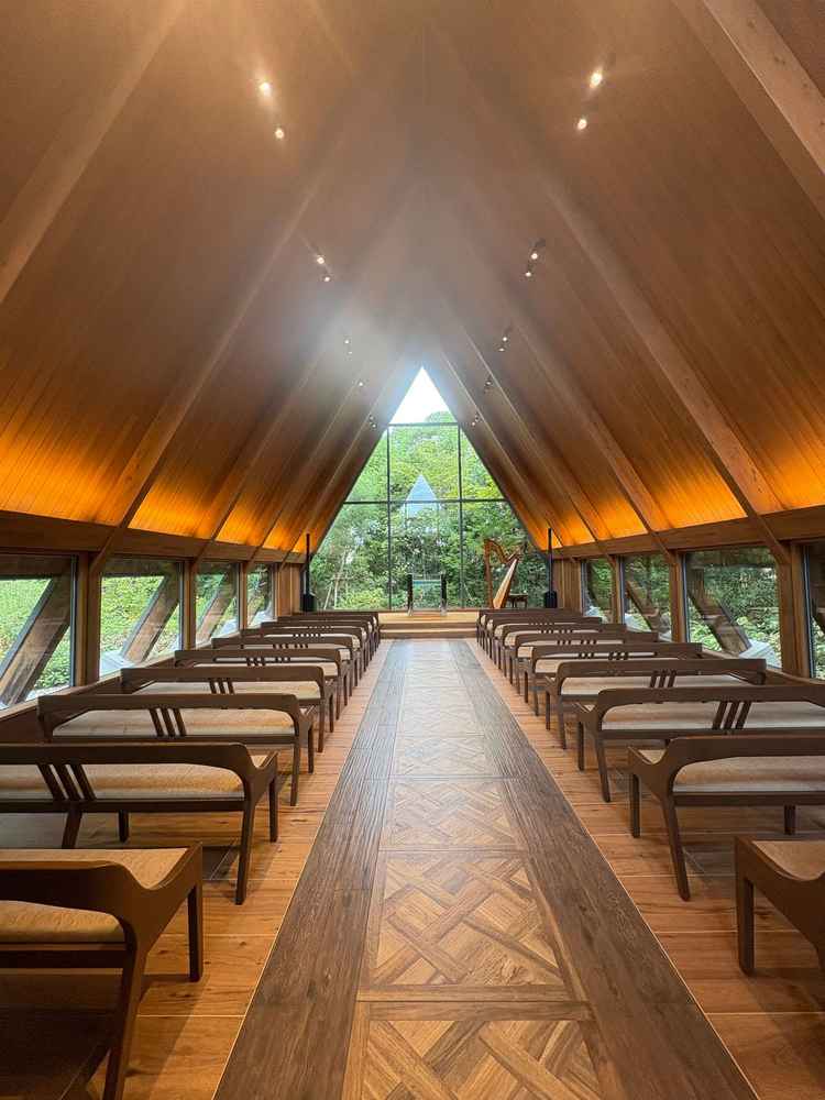 北向きに建てられているので、どの時間帯でも逆光にならないチャペル。木の匂いがして落ち着きます。