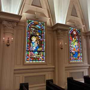 横のステンドグラスも綺麗。