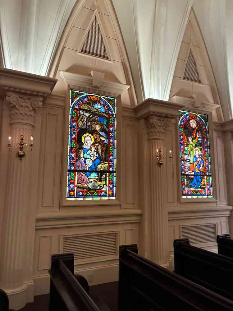 横のステンドグラスも綺麗。