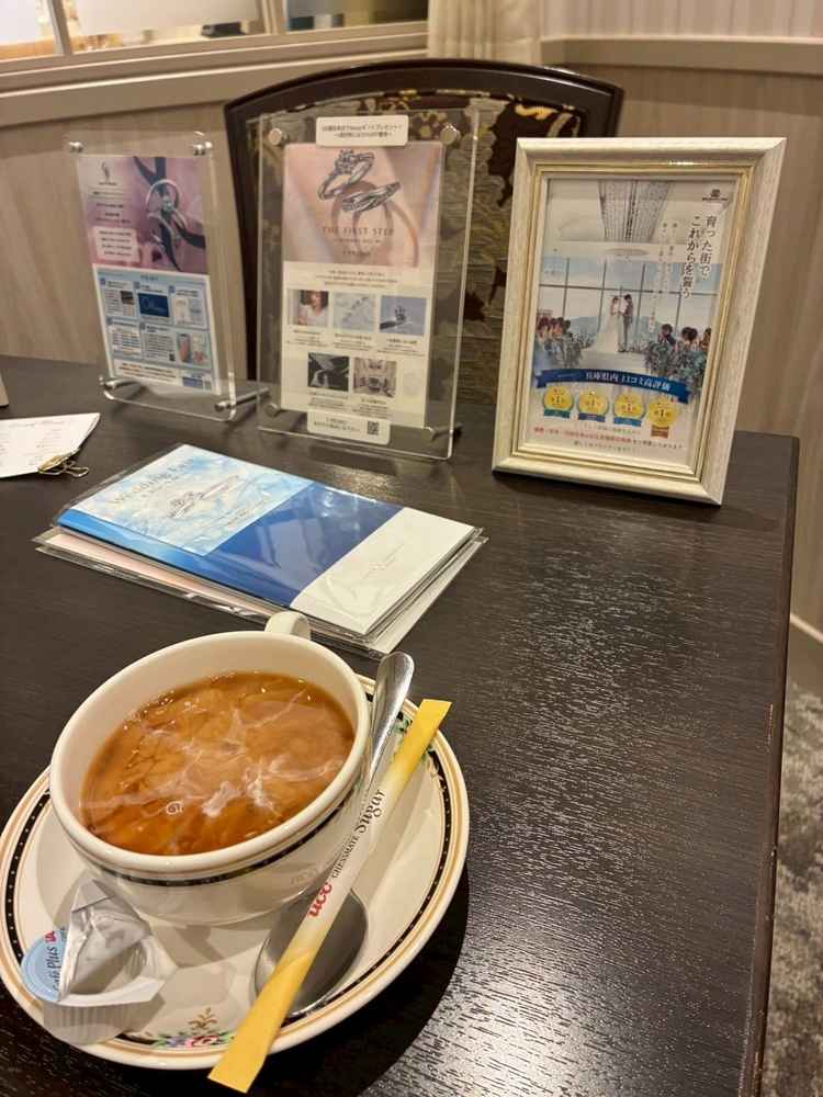 こちらは打ち合わせのお部屋です。小さい部屋ですが窮屈ではないです。