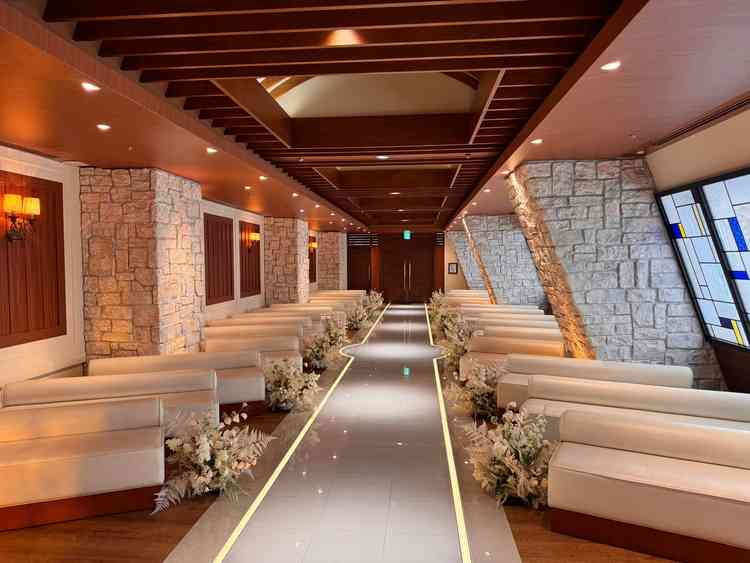 チャペルは席が斜めに配置されており、参列者がどこに座っても見やすい配置になっていて良かった。