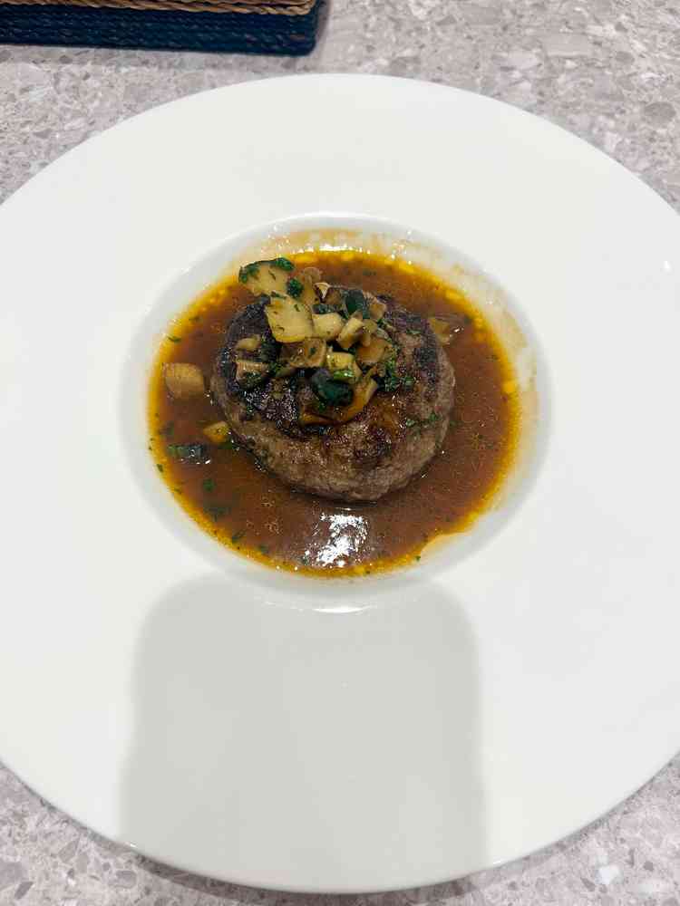 肉肉しさ十分なハンバーグがおいしかった。