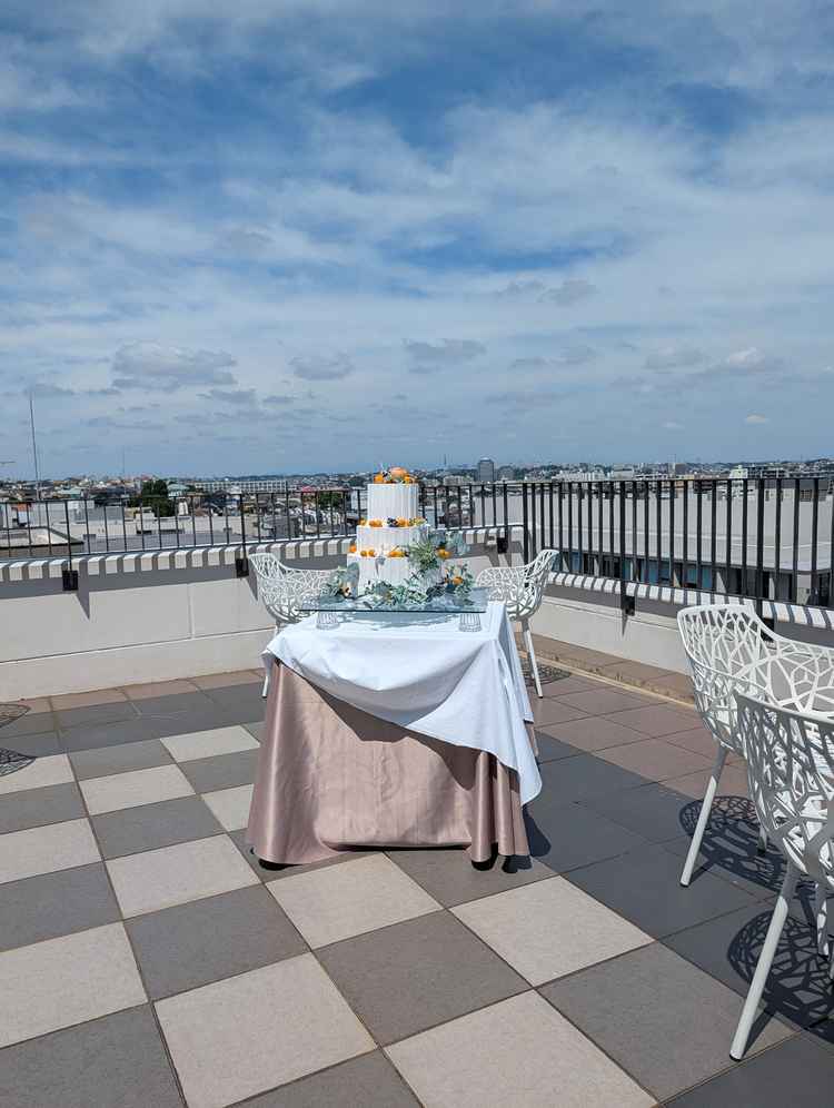 20名前後向けの会食会場のすぐ隣に貸切のテラスがあり、写真撮影スポットとして活用可能