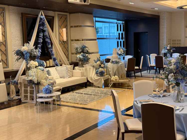 お花やクラスの色で披露宴会場の印象はがらりと変わるとのことでした。親族宅でも顔が見えそうな距離です。