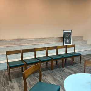 神殿の隣の部屋にあり、家族写真を撮れる場所。スタジオも本格的だった。