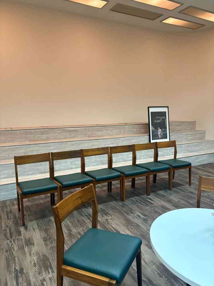 神殿の隣の部屋にあり、家族写真を撮れる場所。スタジオも本格的だった。