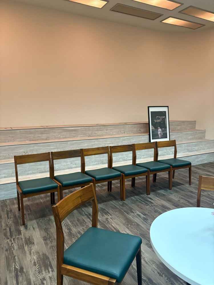 神殿の隣の部屋にあり、家族写真を撮れる場所。スタジオも本格的だった。