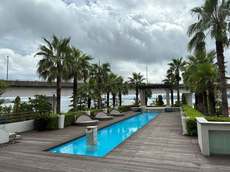 プールサイドの様子。広さがあるので写真撮影やデザートビュッフェなども外でできる！