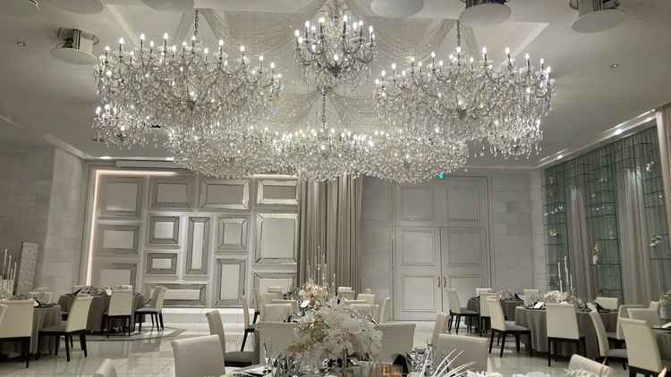 存在感抜群のシャンデリア。シンプルで良い