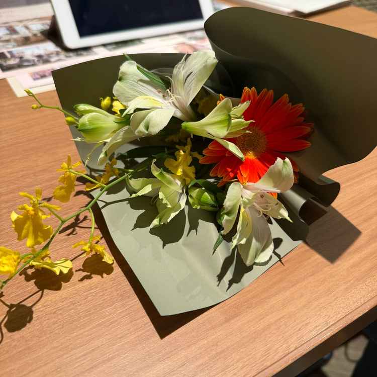 遅くまで対応していただいた上に、お土産にお花を包んでくださいました。