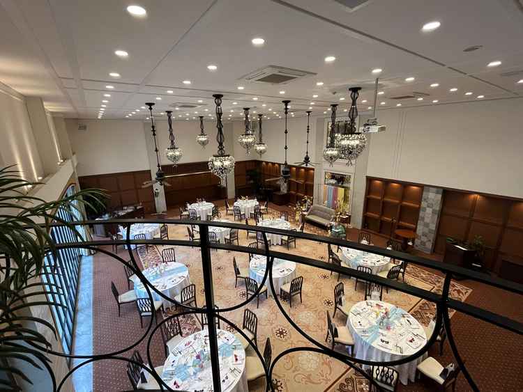 披露宴会場。階段の上から。階段上から入場する場合はこのような画角になる。全体が見えて良い。