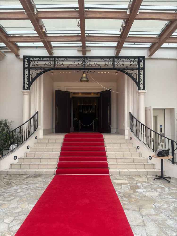 挙式後のセレモニースペース。雨天でも気にせず楽しめそうな場所でした。