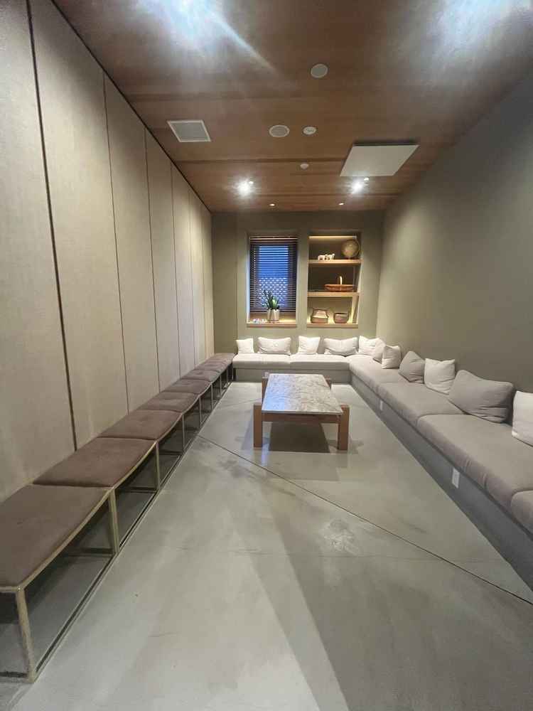 待合室です。広いところから仕切って親族控室として使用できるようです。