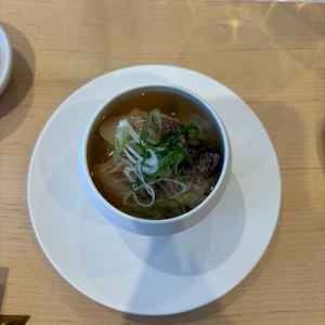 鯛茶漬けはお皿からもこだわりを感じました。米で始まって米でおわるという日本ならではのこだわり。