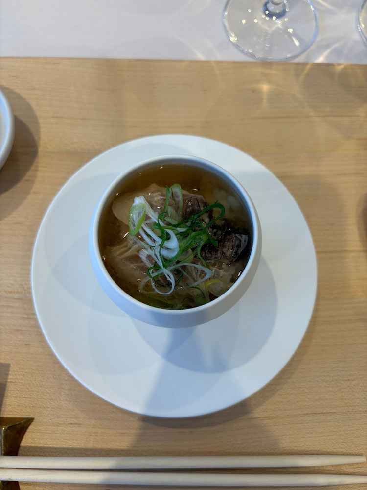 鯛茶漬けはお皿からもこだわりを感じました。米で始まって米でおわるという日本ならではのこだわり。