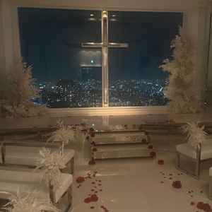 中のチャペル！外と中は当日に選べるので天気で外はダメでも中もあるので安心だし、中は中でとても素敵です