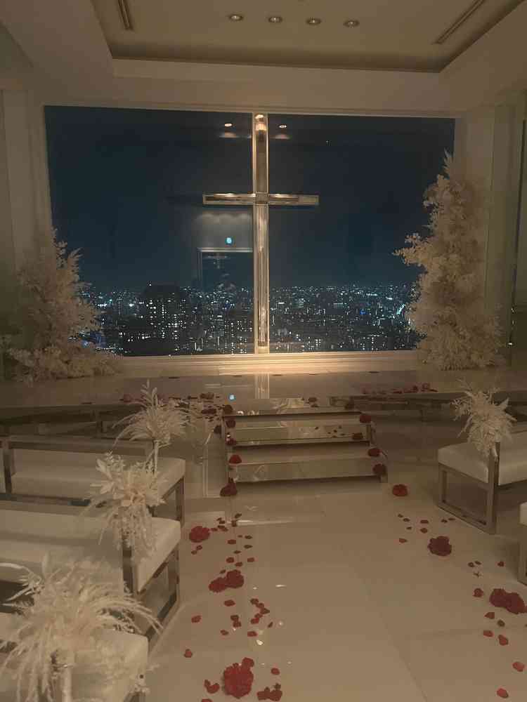 中のチャペル！外と中は当日に選べるので天気で外はダメでも中もあるので安心だし、中は中でとても素敵です