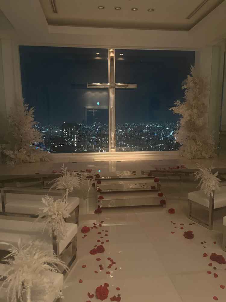 中のチャペル！外と中は当日に選べるので天気で外はダメでも中もあるので安心だし、中は中でとても素敵です