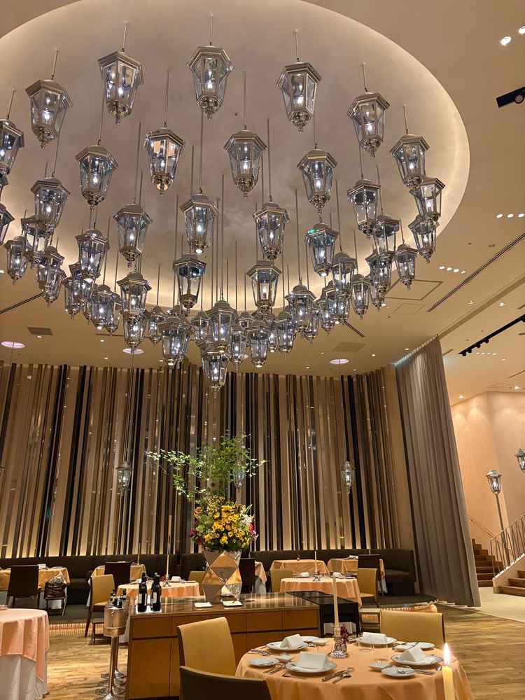 装花がなくてもゴージャスになるくらい店内の装飾が綺麗でした。