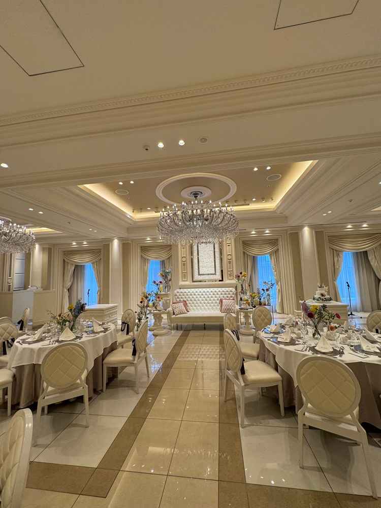 シャンデリアが輝く明るく上品な披露宴会場。白を基調にした内装は装花やテーマカラーが映えそうです。